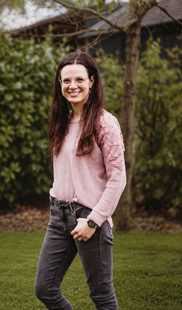 Karina lächelt im Garten